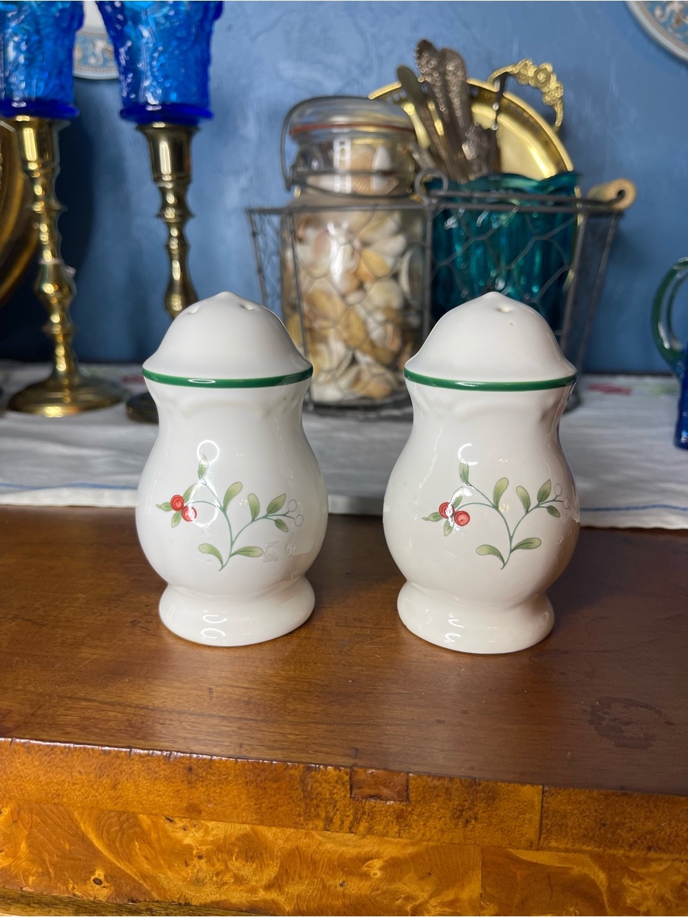 Pfaltzgraff Winterberry  Salt And Pepper Shaker Set Vintage Christmas